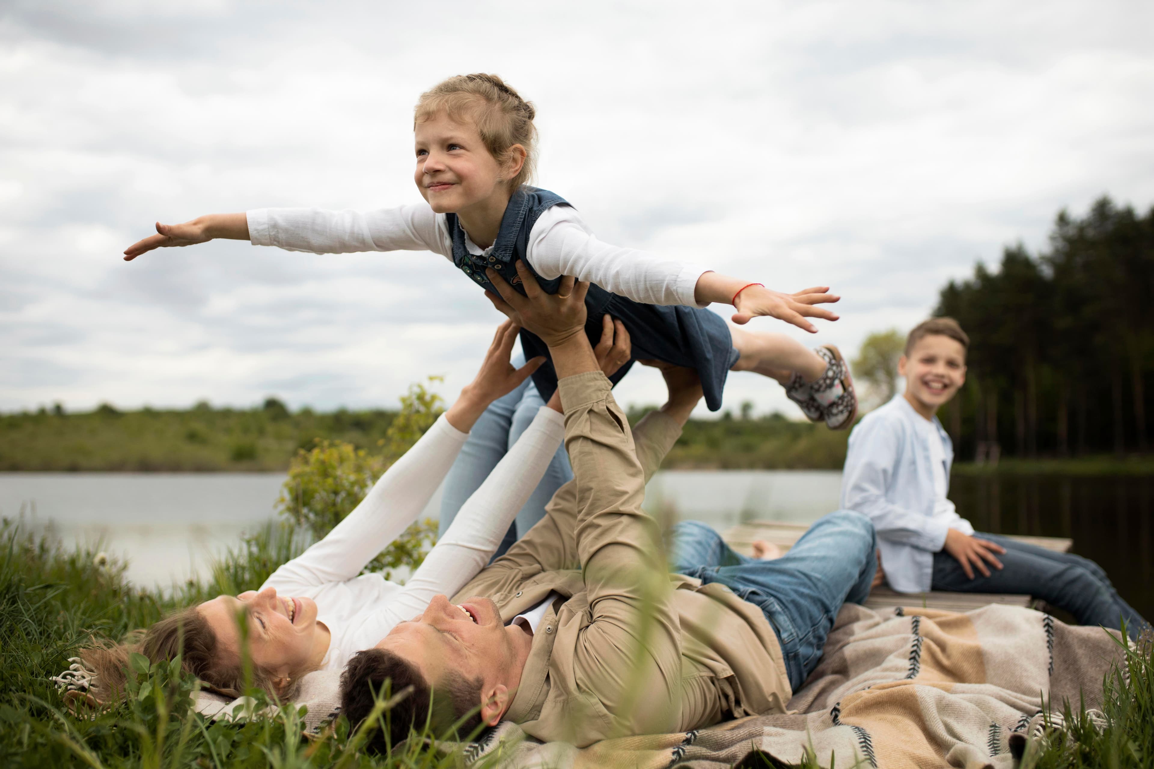 Famille heureuse profitant d'un moment ensemble